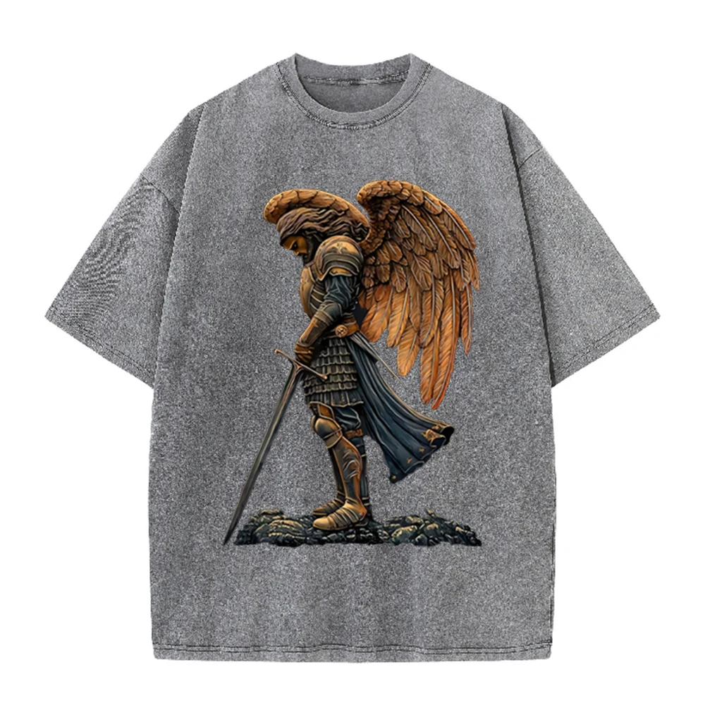 Acid Wash Vintage Graphic T Shirt - เสื้อยืดลายกราฟิกนักรบเทวดาหุ้มเกราะปี 2026 พร้อมปีกและดาบ สีเทาฟอกกรด สไตล์เรโทร ยุคกลาง